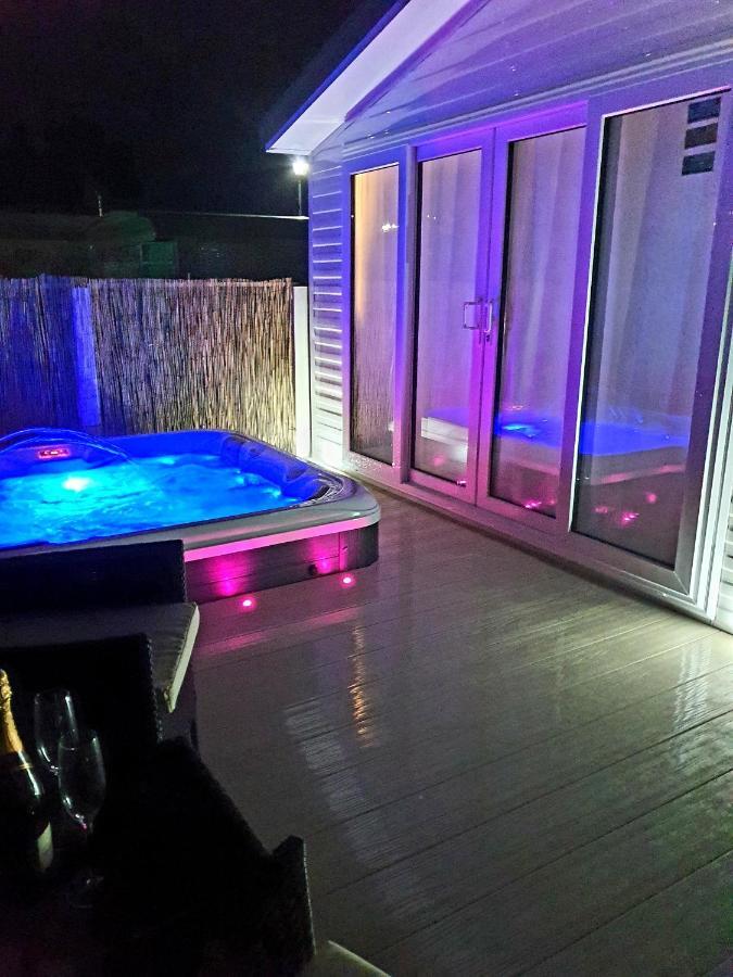 Premium Accommodation With Luxury Hot-Tub And Decking Area, Near Fantasy Island Ingoldmells Eksteriør bilde
