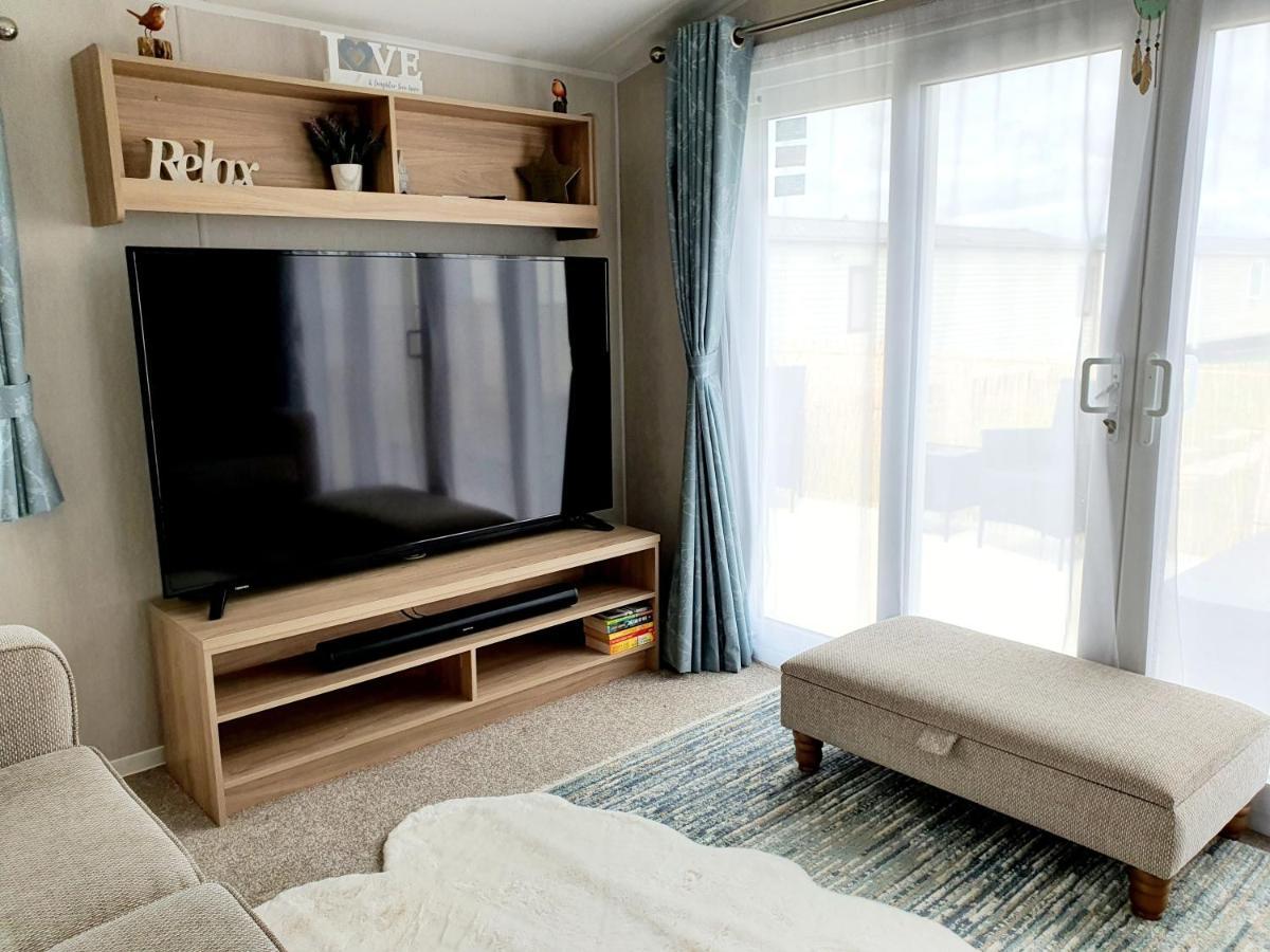 Premium Accommodation With Luxury Hot-Tub And Decking Area, Near Fantasy Island Ingoldmells Eksteriør bilde