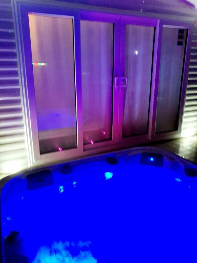 Premium Accommodation With Luxury Hot-Tub And Decking Area, Near Fantasy Island Ingoldmells Eksteriør bilde