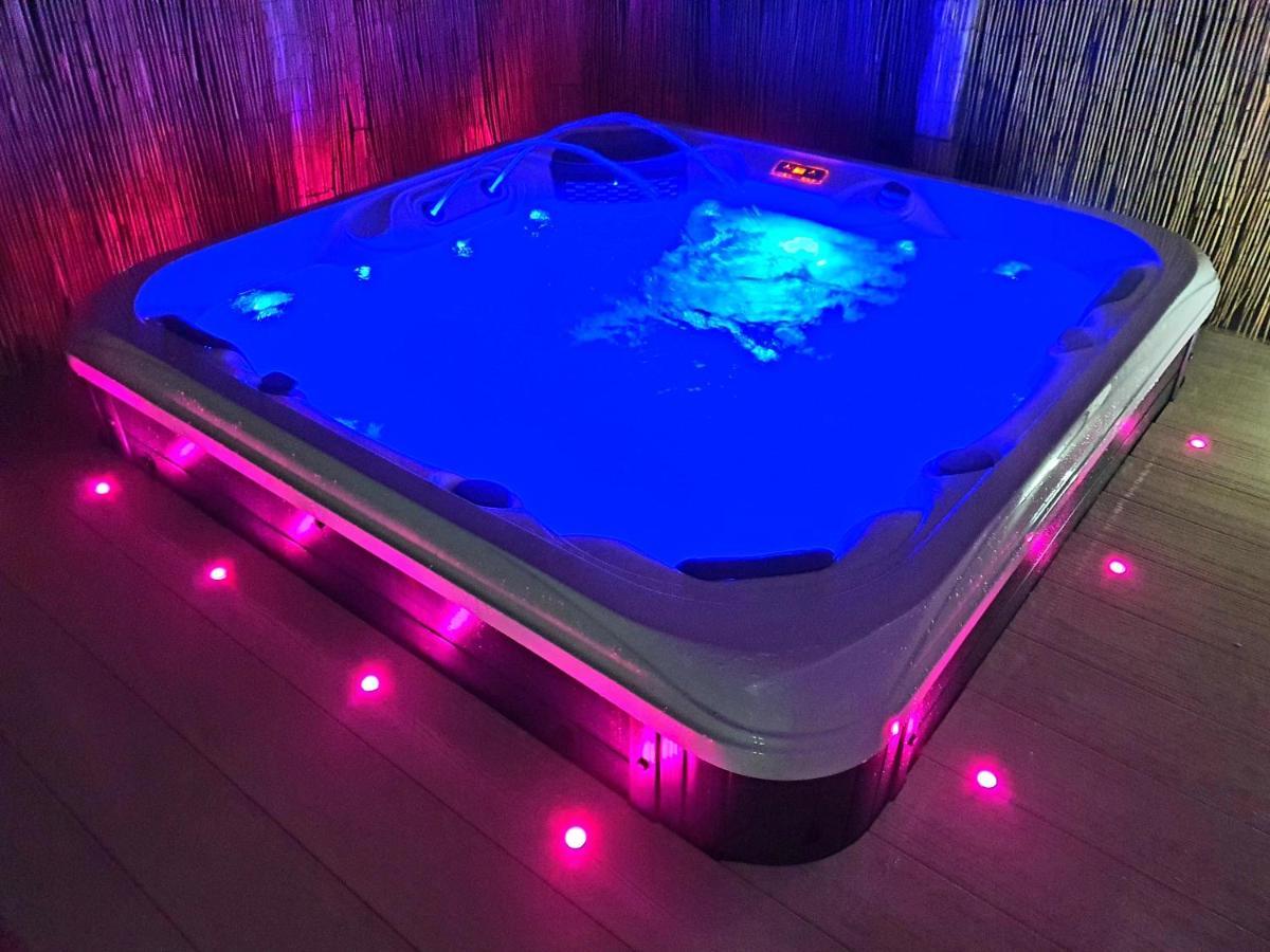 Premium Accommodation With Luxury Hot-Tub And Decking Area, Near Fantasy Island Ingoldmells Eksteriør bilde