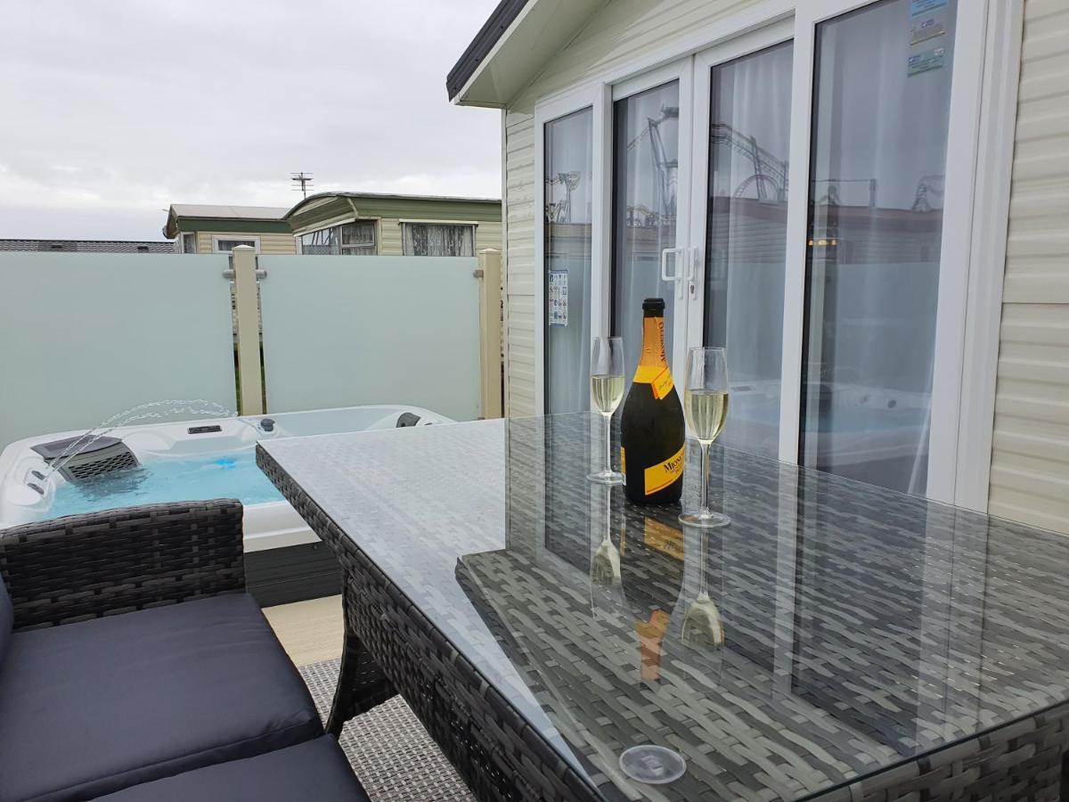Premium Accommodation With Luxury Hot-Tub And Decking Area, Near Fantasy Island Ingoldmells Eksteriør bilde