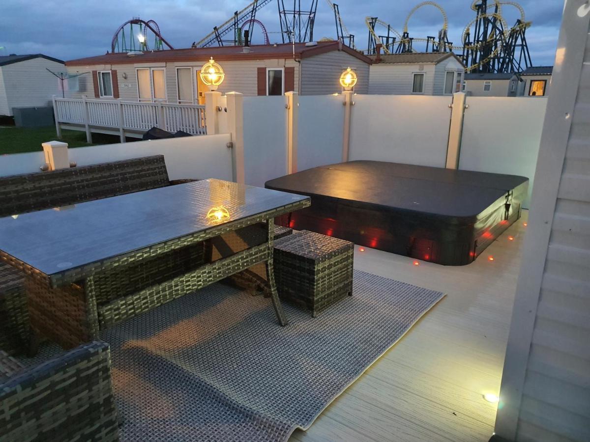 Premium Accommodation With Luxury Hot-Tub And Decking Area, Near Fantasy Island Ingoldmells Eksteriør bilde