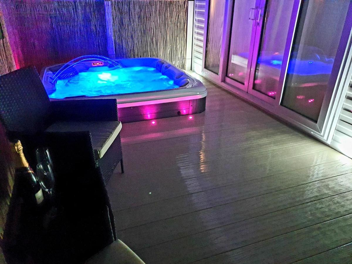 Premium Accommodation With Luxury Hot-Tub And Decking Area, Near Fantasy Island Ingoldmells Eksteriør bilde