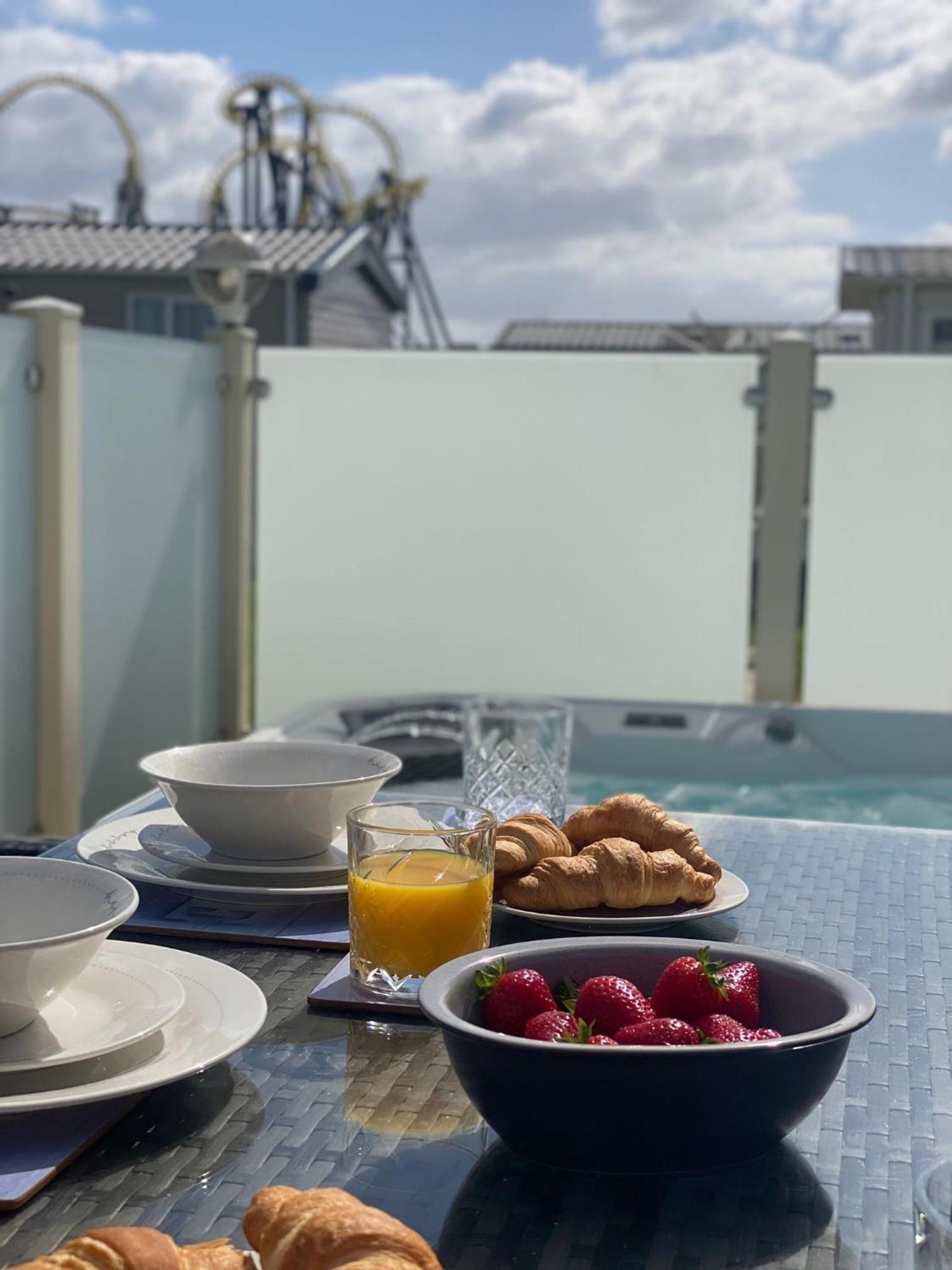 Premium Accommodation With Luxury Hot-Tub And Decking Area, Near Fantasy Island Ingoldmells Eksteriør bilde