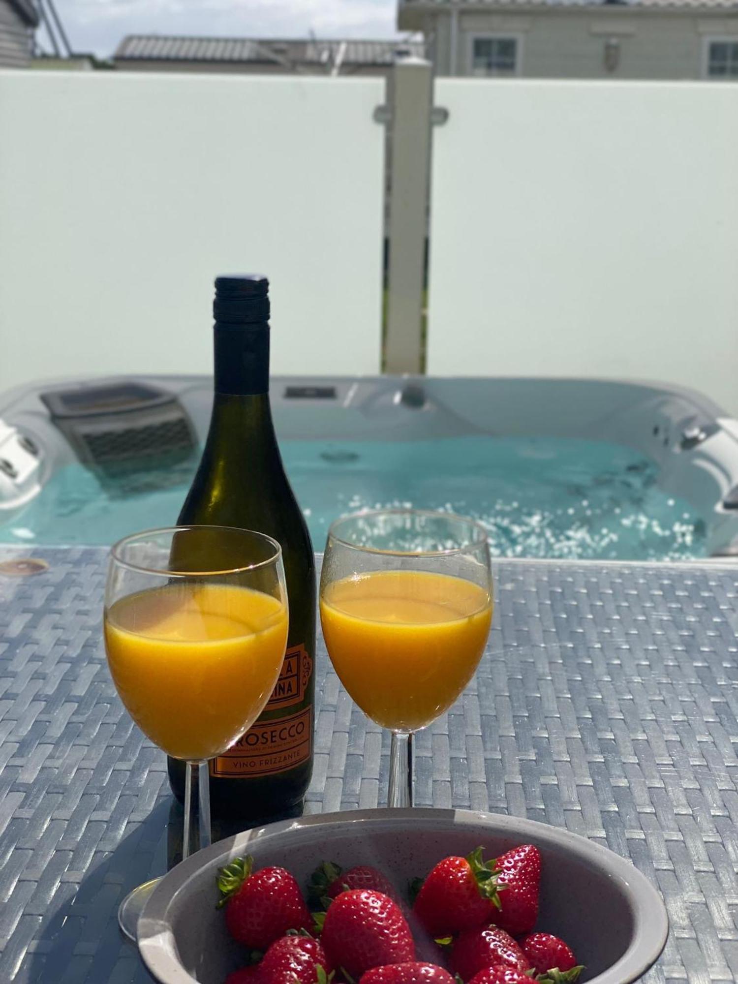 Premium Accommodation With Luxury Hot-Tub And Decking Area, Near Fantasy Island Ingoldmells Eksteriør bilde